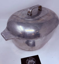 Load image into Gallery viewer, Vintage Wagner Ware Magnalite 4265 Roaster 8 Qt Lid &amp; Trivet