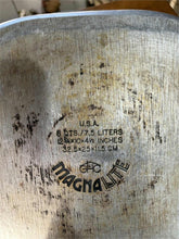 Load image into Gallery viewer, Vintage Wagner Ware Magnalite 4265 Roaster 8 Qt Lid &amp; Trivet